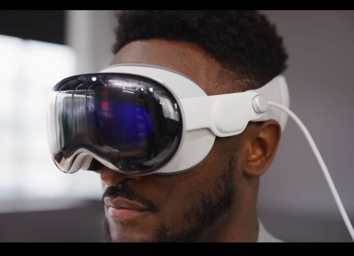 Apple Vision Pro Dual Knit Band comfort fit with tungsten counterweight